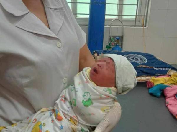 Hà Nội: Phát hiện thêm một bé trai sơ sinh còn nguyên dây rốn bị bỏ rơi
