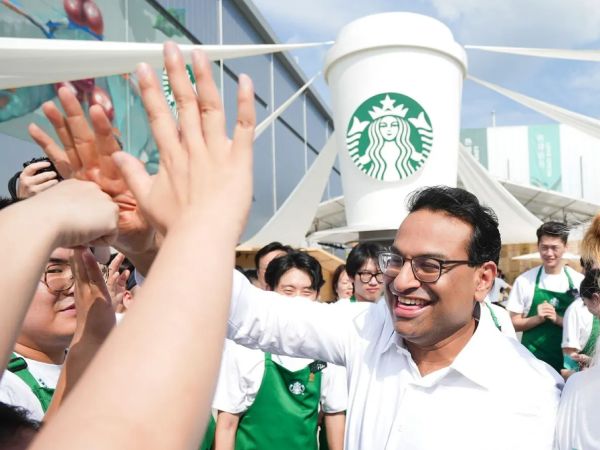 Cuộc cải tổ lịch sử của Starbucks: 3 năm thay 3 đời CEO để tăng doanh thu, tự phá bỏ ‘luật ngầm’ sau nhiều thập kỷ nhận mình là thương hiệu cao cấp