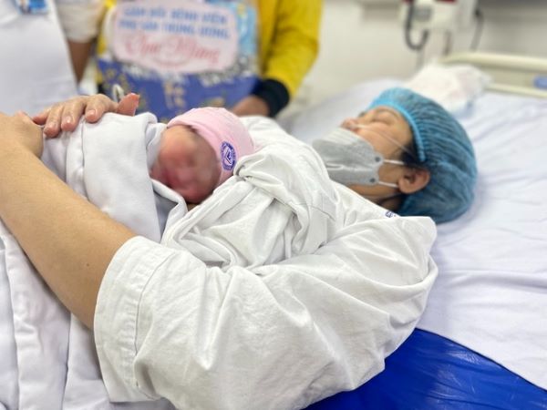 Lao động nữ sinh con được tăng trợ cấp thai sản