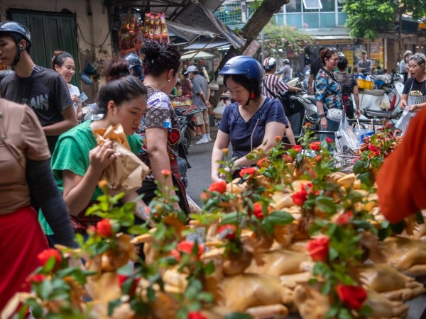 Người Hà Nội chen chân mua đồ lễ ở khu 'chợ nhà giàu' từ sớm Rằm tháng Bảy