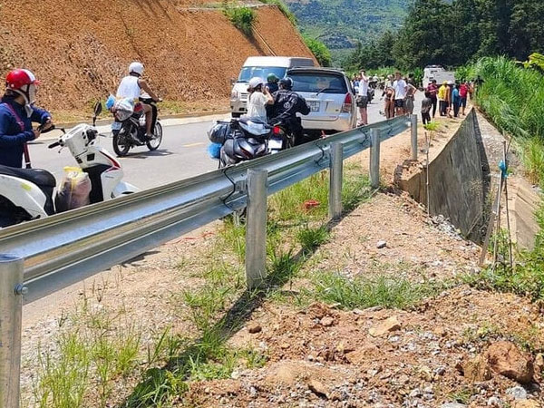 Ôtô lao xuống vực bốc cháy, một người chết
