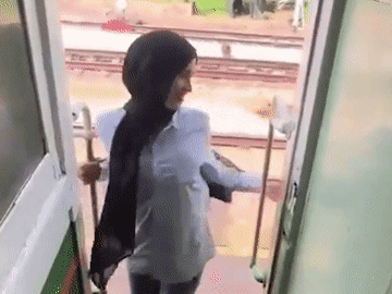 Đu người ra khỏi đoàn tàu để 'sống ảo', cô gái đập đầu vào cột sắt
