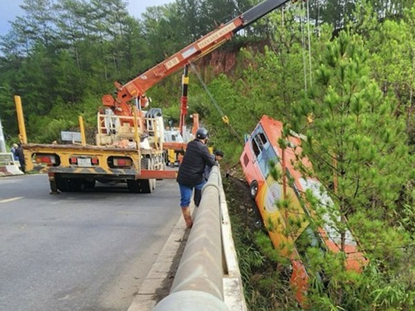Xe khách mất lái lao xuống vực ở Lâm Đồng