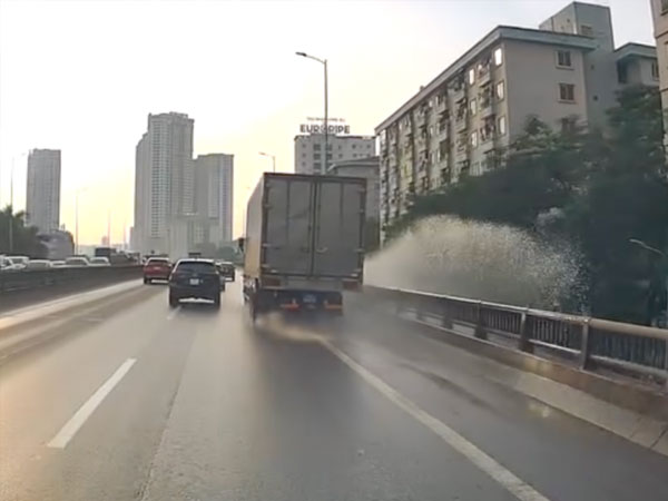 Xe tải đi nhanh vào làn khẩn cấp đường trên cao, té nước ồ ạt xuống đường dưới