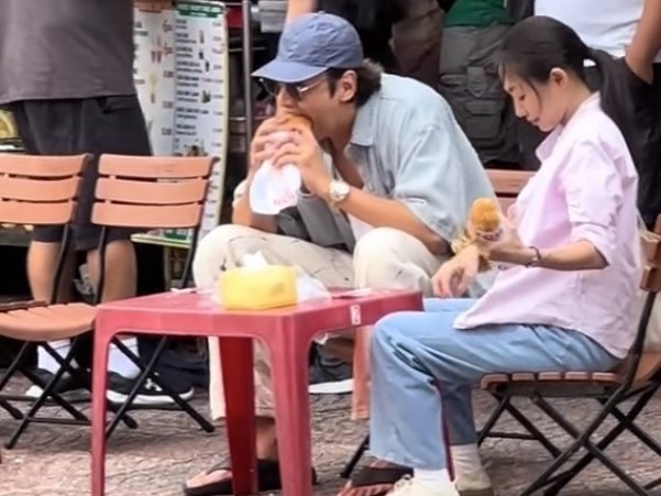 Nam diễn viên nổi tiếng Hàn Quốc ngồi quán vỉa hè ở TPHCM ăn bánh mì