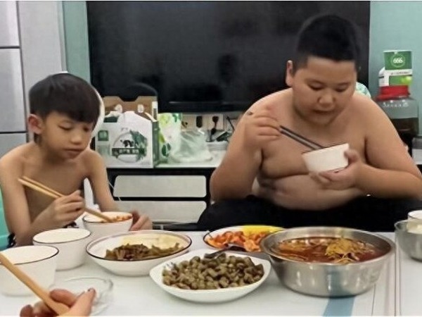 Ông bố đăng hình 2 con trai sinh đôi, dân mạng hoang mang nhìn mãi vẫn không ra điểm giống nhau