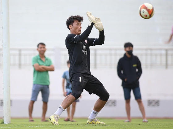 Bùi Tiến Dũng gặp 'mối nguy' vì thủ môn Việt kiều, sắp thêm lần khăn gói tới HAGL cứu sự nghiệp?