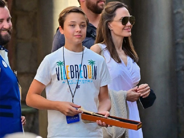 Con trai duy nhất của Angelina Jolie và Brad Pitt: Ngoại hình 'y đúc' bố, từng ra công viên bán đồ ăn cho thú cưng