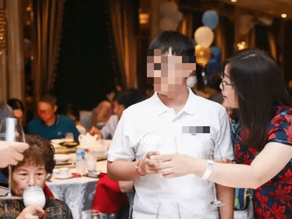 Con mới thi xong, bố mẹ đã tổ chức tiệc mừng: Ngày công bố điểm chuẩn đại học, họ hàng đòi lại tiền mừng