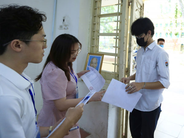 Thí sinh trên 9,5 điểm mỗi môn vẫn trượt: Bộ Giáo dục và Đào tạo nói gì?