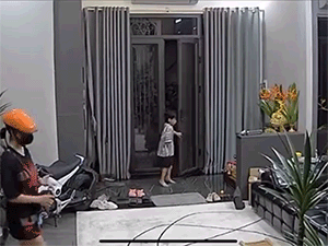 Dân mạng hài hước bình luận cách xử lý của người mẹ trước con trai: 'Đấy là quy tắc ánh mắt 3 giây'