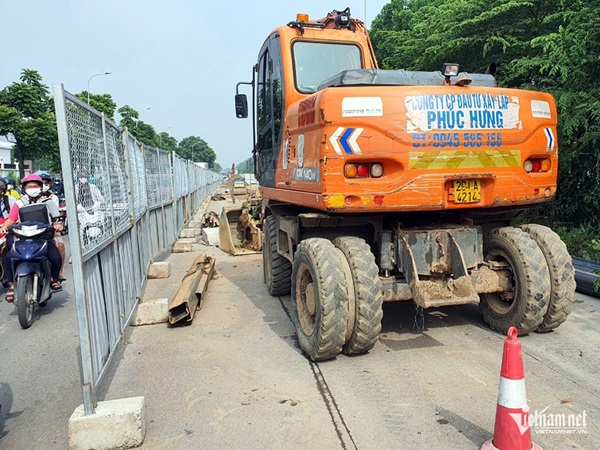 Đường gom Đại lộ Thăng Long tắc cứng ở khu vực đào đường lắp ống cấp nước