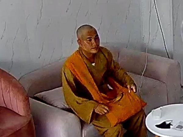 Giả người tu hành đi bán hương rồi sàm sỡ cô gái trong quán spa ở Hải Dương