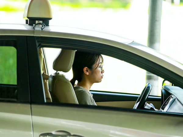 Học viên không đeo phù hiệu khi tập lái, đề xuất phạt giáo viên