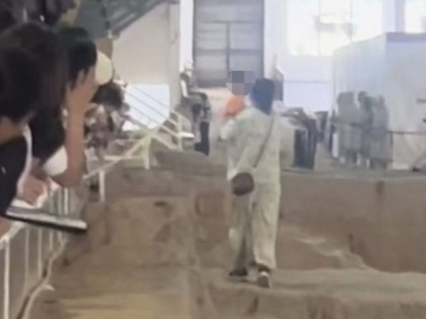 Bà mẹ ngang nhiên bế con nhỏ chạy vào khu vực cấm xâm phạm trong lăng mộ Tần Thủy Hoàng, lý do thanh minh sau đó lại được ủng hộ