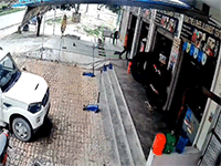 Nhầm chân phanh, tài xế tông thẳng vào quán sửa chữa lốp xe khiến ông chủ sợ 'mất mật'