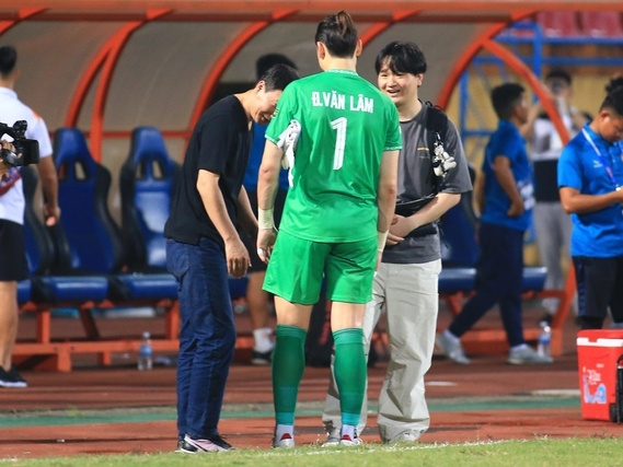Lo mất suất tại AFF Cup, Văn Lâm không vội xuống Hạng Nhất, nán lại V.League thi đấu thêm