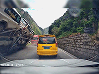 Xe tải chở xế hộp lật nghiêng suýt đè trúng người đi đường