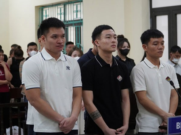 Lý do hoãn phiên xét xử 5 cầu thủ tổ chức 'tiệc' ma túy cùng 5 cô gái trong khách sạn