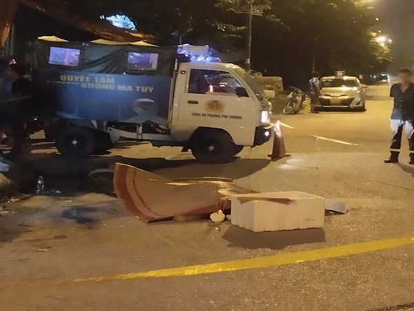 Tài xế lái máy xúc bỏ chạy sau khi gây tai nạn khiến cháu bé đi xe đạp tử vong