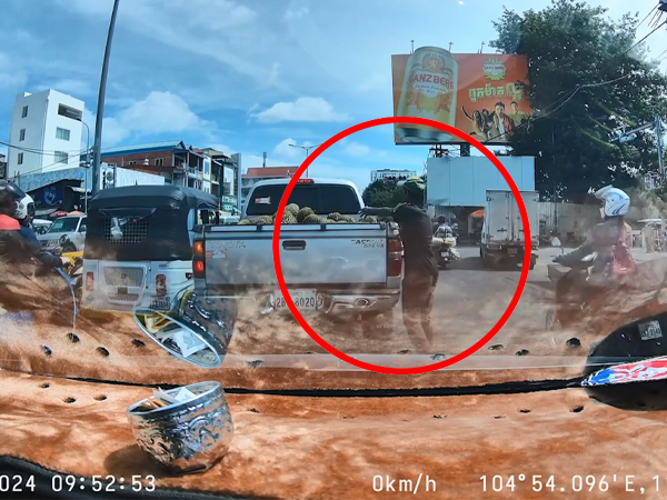 Thanh niên hồn nhiên ăn trộm sầu riêng giữa ngã tư