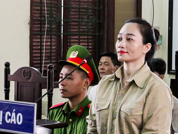 Điều tra dòng tiền dồn dập về tài khoản của 'cô đồng bổ cau đúng nhận sai cãi'