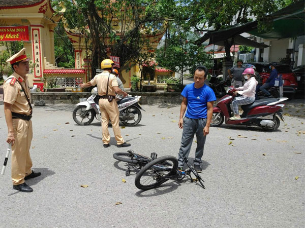 Khởi tố người điều khiển xe đạp có nồng độ cồn, tấn công CSGT