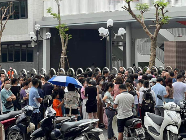 Hàng trăm phụ huynh Hà Nội 'vây' trường chất vấn về tuyển sinh