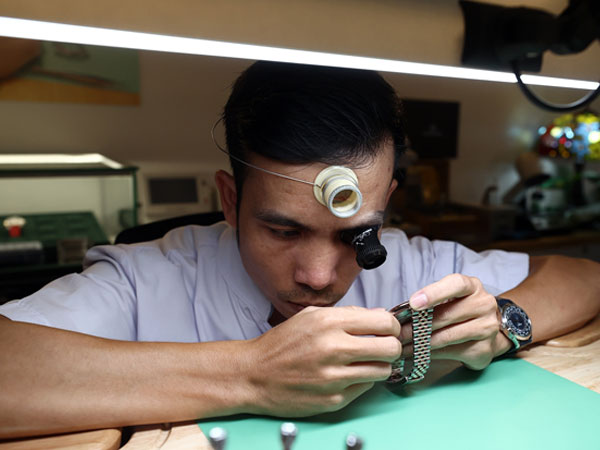 Thanh niên đánh giày trở thành thợ sửa đồng hồ tiền tỷ đất Hà thành