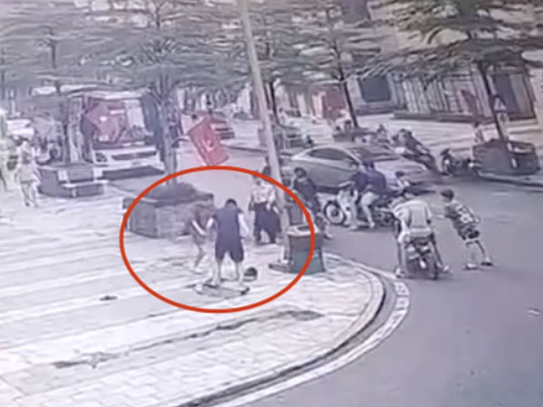 Vụ bé trai bị đánh giữa sân chung cư ở Hà Nội: Chưa triệu tập được nghi can