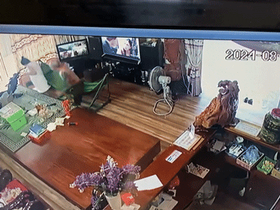 Camera ghi lại toàn cảnh chồng đánh vợ như kẻ thù mặc nhiều người can ngăn: Xem xong clip chỉ biết thốt 2 từ 'xót xa'