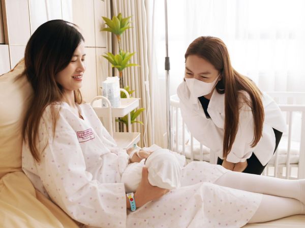 Hé lộ ảnh cận mặt con gái thứ 2 của Đông Nhi, mẹ bỉm vừa sinh xong đã làm 1 việc khiến hội bạn ngỡ ngàng