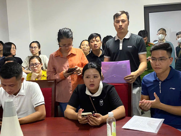 Hàng trăm phụ huynh Hà Nội chờ xin học cho con vào Tây Mỗ 3 đến nửa đêm