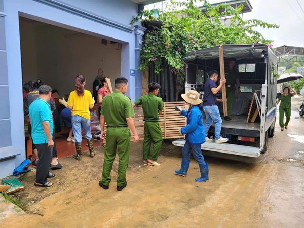 Quả đồi ở thành phố Điện Biên Phủ sạt lở, đất tràn vào nhà dân