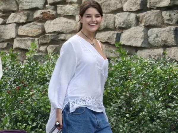 Suri Cruise sau bức ảnh khóc nức nở giữa phố