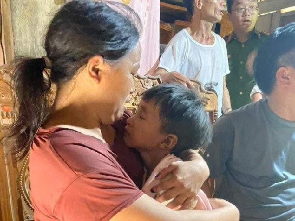 Bé 6 tuổi đi lạc gần 5 ngày trong rừng: Khoảnh khắc gọi mẹ vỡ òa