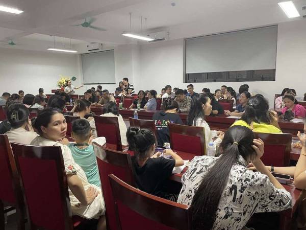 Vì sao hàng trăm phụ huynh 'vây' Trường Tiểu học Tây Mỗ 3 tới nửa đêm?