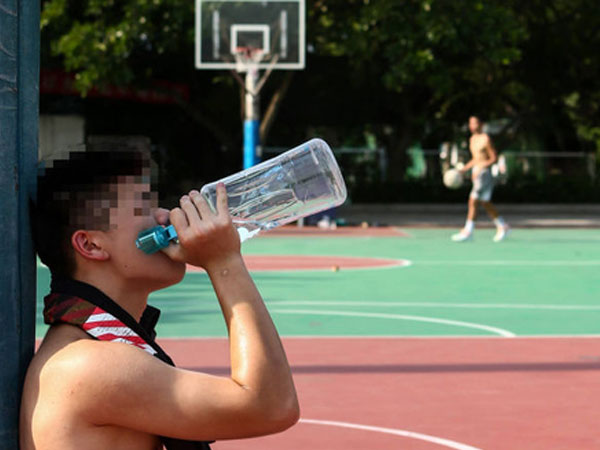 Chàng trai 19 tuổi tử vong vì uống 1 chai nước lọc: Uống nước có thể gây chết người?