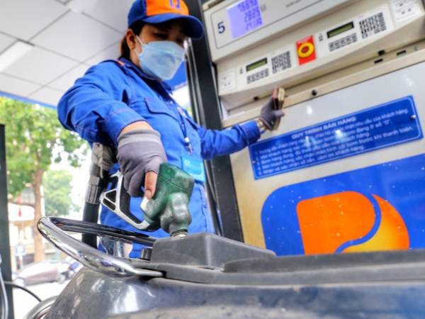 Giá xăng giảm về mức thấp nhất năm, vì sao?