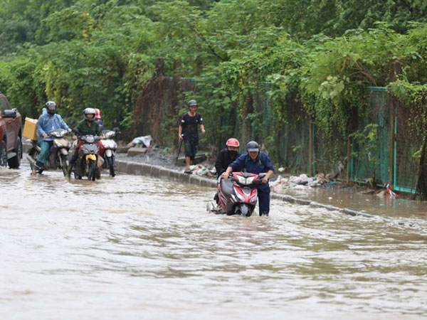 Hà Nội: Nhiều khu vực vẫn ngập sâu sau đêm mưa lớn tối qua
