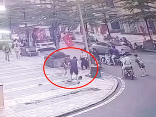 Hà Nội: Yêu cầu người đàn ông hành hung bé trai ở khu chung cư ra trình diện