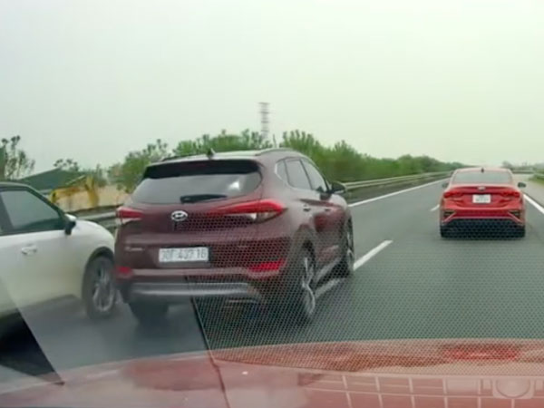 Hyundai Tucson vượt kiểu 'zic zắc' trên cao tốc Hà Nội - Ninh Bình
