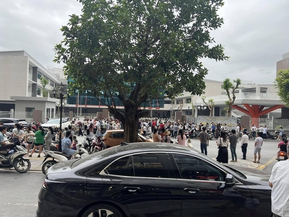 Hàng trăm người 'vây' trường Tiểu học Tây Mỗ 3: Phụ huynh vỗ tay sau câu nói của Phó Chủ tịch UBND quận