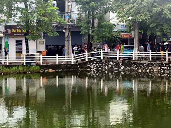 Hà Nội: Phát hiện thi thể đang phân hủy vẫn còn mặc áo mưa, nổi trên hồ điều hòa