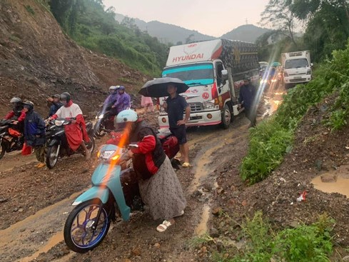 Sạt lở, nước cuồn cuộn tràn quốc lộ 6 qua TP Hòa Bình khiến giao thông tê liệt