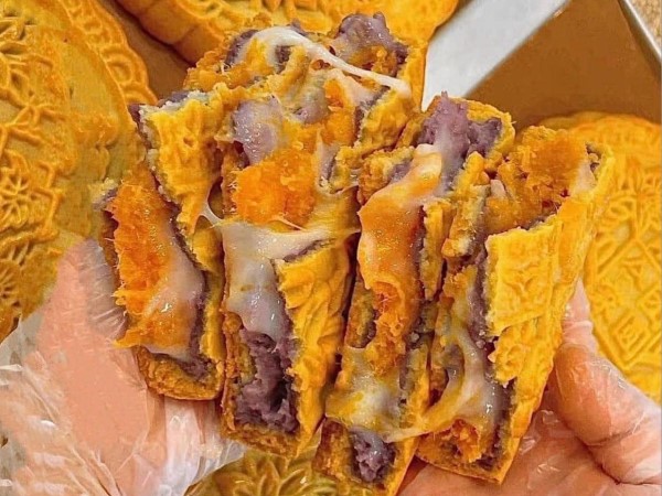 Bánh trung thu siêu khủng đổ bộ, hàng Trung Quốc 'thượng hạng' giá rẻ bèo
