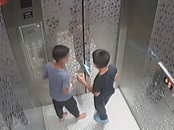 Clip: Nghịch dại, hai bé trai bị mắc kẹt 9 tiếng trong thang máy
