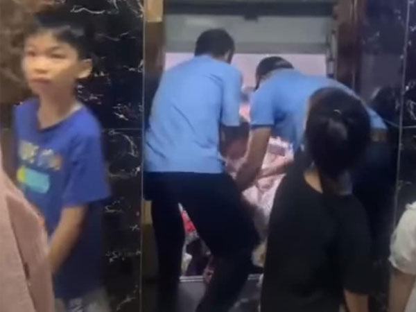 Bảo vệ kể giây phút thang máy rơi tự do xuống tận đáy ở HH Linh Đàm: Nhiều người phải cậy cửa, dùng ghế để cư dân thoát ra ngoài
