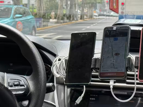 Cạnh tranh khốc liệt, tài xế taxi Trung Quốc 'thủ' sẵn 3, 4 smartphone bên mình