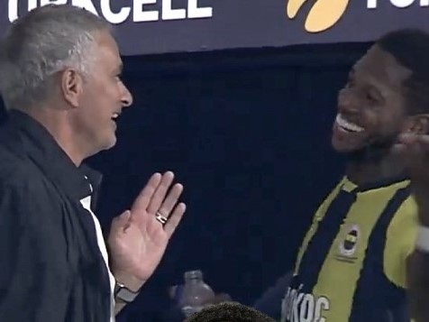 Mourinho 'mắt chữ A, mồm chữ O' khi Fred lập hat-trick